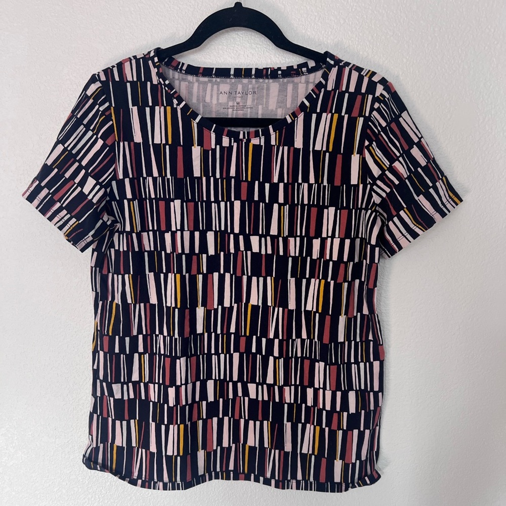 Ann Taylor Black White Geometric Print T-Shirt Size Medium